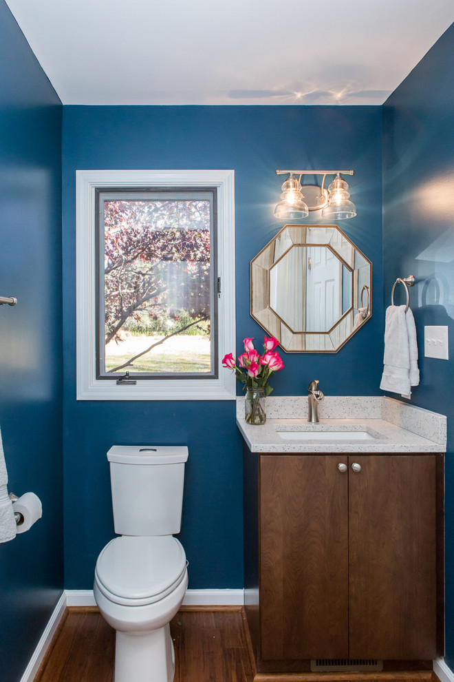 Idéer för ett litet modernt badrum med dusch, med släta luckor, skåp i mörkt trä, laminatbänkskiva, vit kakel, tunnelbanekakel, en dusch i en alkov, en toalettstol med separat cisternkåpa, blå väggar, mörkt trägolv, ett undermonterad handfat, brunt golv och dusch med duschdraperi