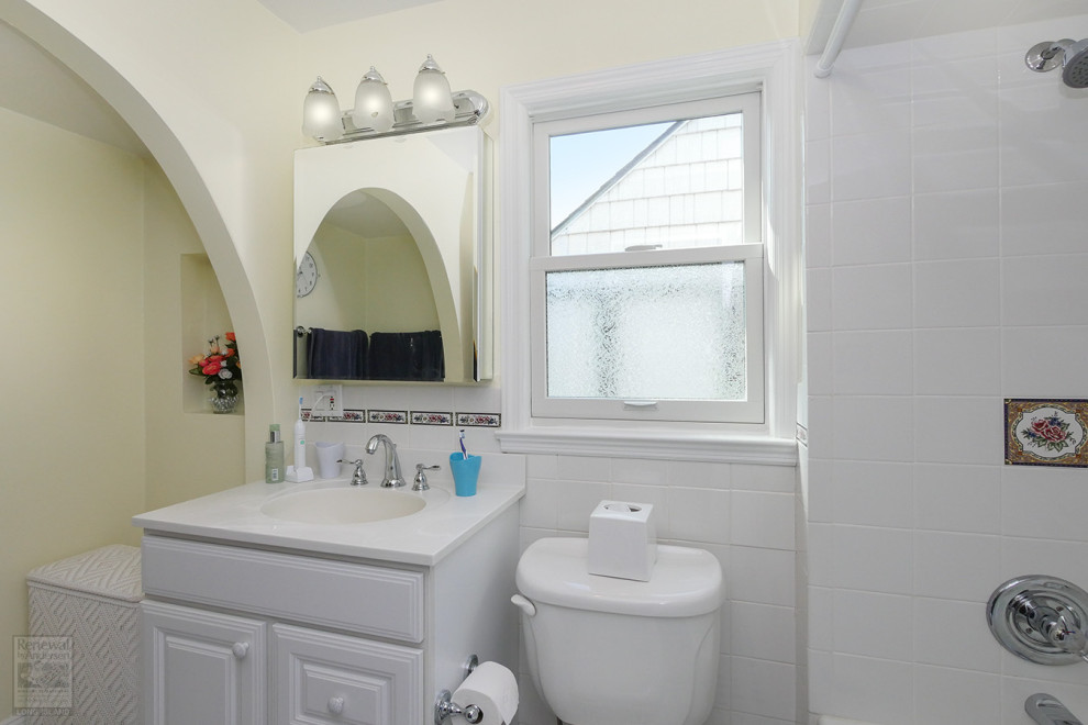 Пример оригинального дизайна: ванная комната среднего размера со стиральной машиной с белыми фасадами, ванной в нише, душем над ванной, раздельным унитазом, белой плиткой, керамической плиткой, желтыми стенами, полом из керамической плитки, монолитной раковиной, столешницей из искусственного кварца, желтым полом, шторкой для ванной, белой столешницей, тумбой под одну раковину, напольной тумбой и сводчатым потолком