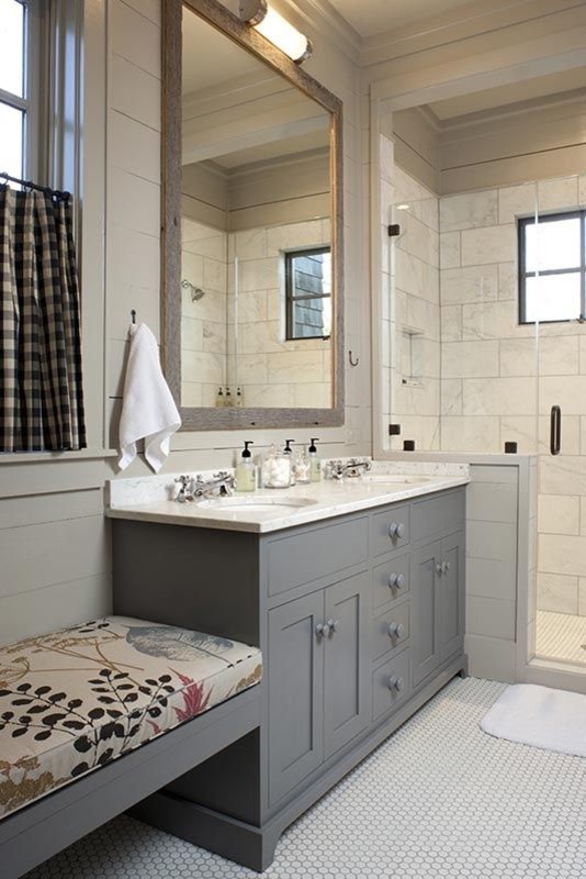 Идея дизайна: ванная комната среднего размера с фасадами в стиле шейкер, серыми фасадами и врезной раковиной
