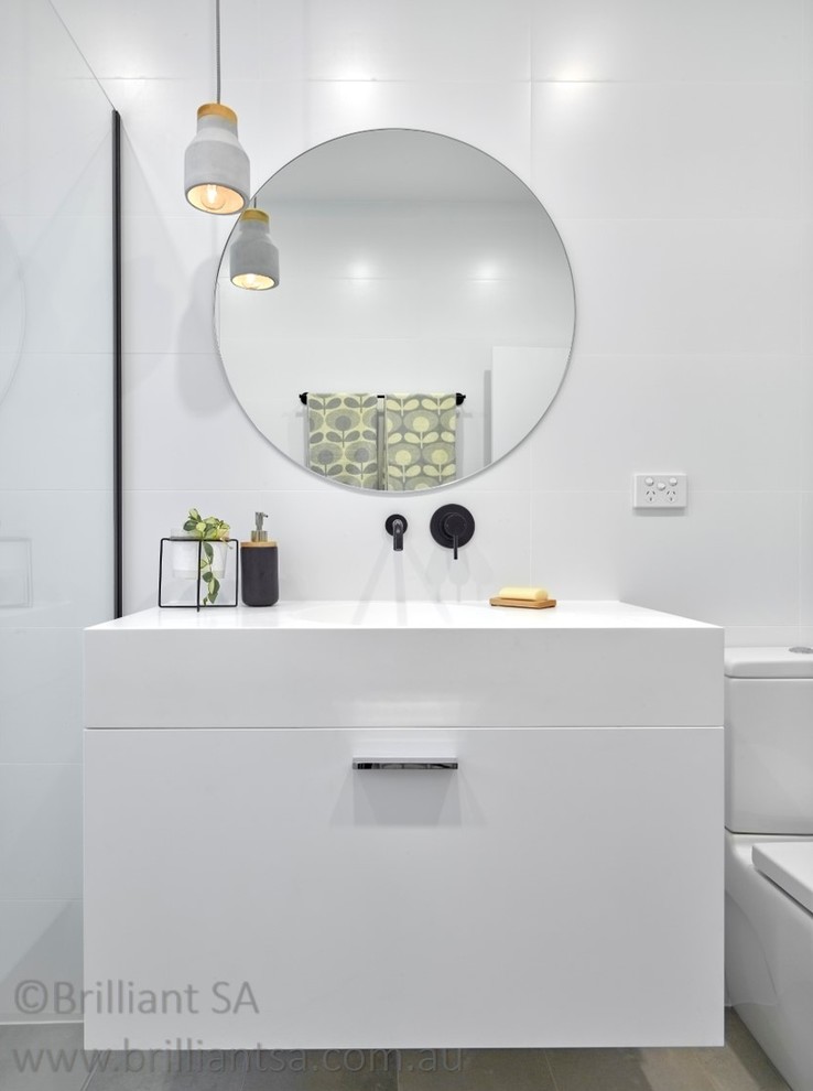Идея дизайна: ванная комната среднего размера в современном стиле с белыми фасадами, открытым душем, унитазом-моноблоком, белыми стенами, полом из керамогранита, душевой кабиной, накладной раковиной, серым полом, открытым душем, плоскими фасадами, белой плиткой, керамической плиткой, столешницей из кварцита и белой столешницей