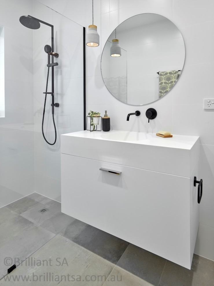 Inspiration för mellanstora moderna vitt badrum med dusch, med vita skåp, en öppen dusch, en toalettstol med hel cisternkåpa, vita väggar, klinkergolv i porslin, ett nedsänkt handfat, grått golv, med dusch som är öppen, släta luckor, vit kakel, keramikplattor och bänkskiva i kvartsit