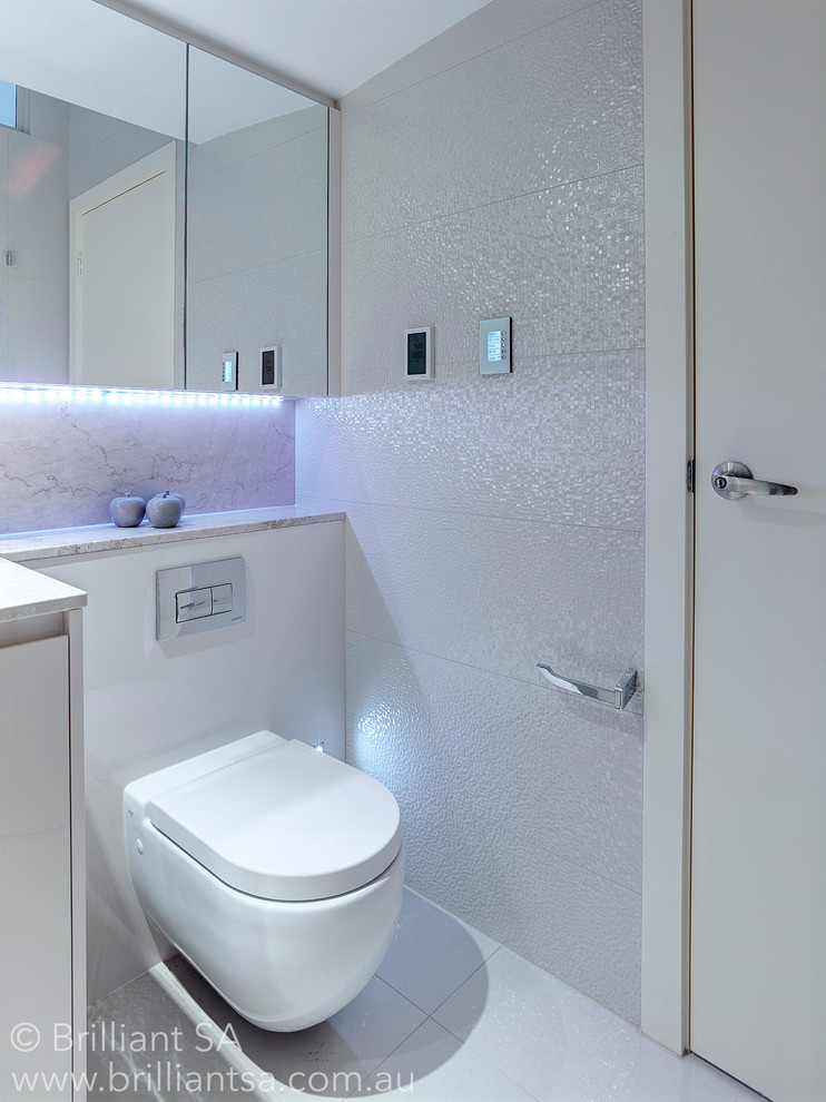 Идея дизайна: маленькая ванная комната в современном стиле с угловым душем, белой плиткой, цементной плиткой, белыми стенами, полом из керамической плитки и душевой кабиной для на участке и в саду