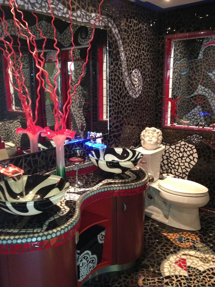 Stilmix Badezimmer mit Aufsatzwaschbecken und gefliestem Waschtisch in Los Angeles