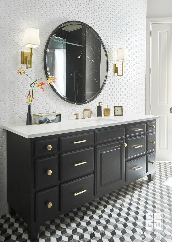 Пример оригинального дизайна: главная ванная комната среднего размера в стиле неоклассика (современная классика) с фасадами с утопленной филенкой, черными фасадами, черной плиткой, мраморной плиткой, желтыми стенами, полом из мозаичной плитки, врезной раковиной, столешницей из кварцита, черным полом, душем с раздвижными дверями и белой столешницей