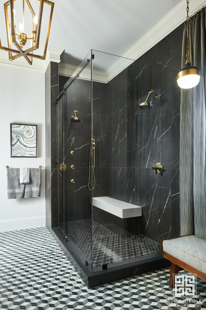Пример оригинального дизайна: главная ванная комната среднего размера в стиле неоклассика (современная классика) с фасадами с утопленной филенкой, черными фасадами, черной плиткой, мраморной плиткой, желтыми стенами, полом из мозаичной плитки, врезной раковиной, столешницей из кварцита, черным полом, душем с раздвижными дверями и белой столешницей