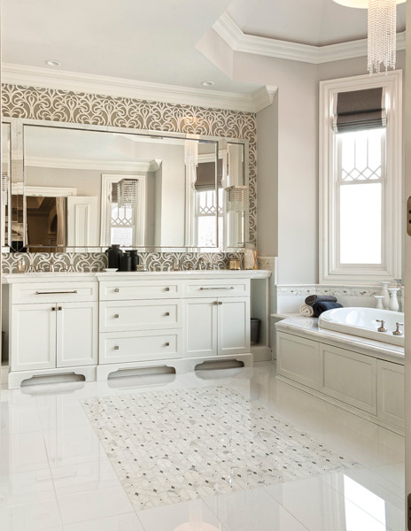 Réalisation d'une salle de bain principale tradition avec un placard à porte affleurante, des portes de placard blanches, une baignoire posée, un mur gris et un sol en marbre.
