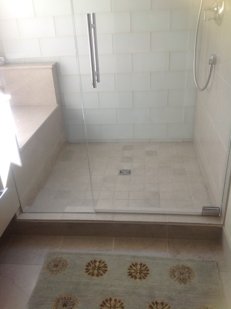 Modern inredning av ett badrum med dusch, med ett fristående handfat, luckor med infälld panel, skåp i ljust trä, träbänkskiva, en dusch i en alkov, flerfärgad kakel, stenkakel och vita väggar
