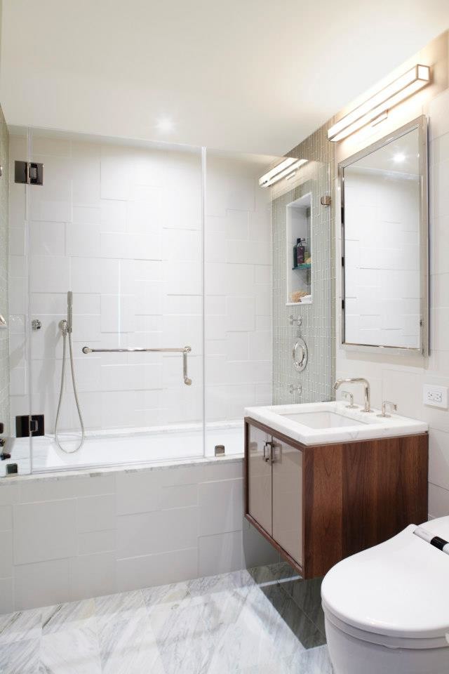 Idee per una stanza da bagno padronale minimalista con lavabo integrato, ante di vetro, ante in legno scuro, vasca ad alcova, vasca/doccia, piastrelle multicolore e pareti bianche
