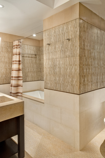 Modelo de cuarto de baño actual con puertas de armario de madera en tonos medios, baldosas y/o azulejos beige y baldosas y/o azulejos en mosaico