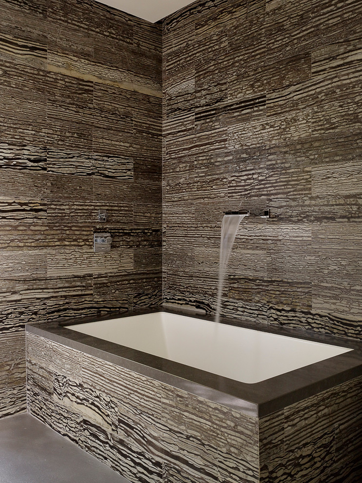 Foto di una stanza da bagno padronale minimalista con vasca ad angolo, piastrelle multicolore e piastrelle in pietra