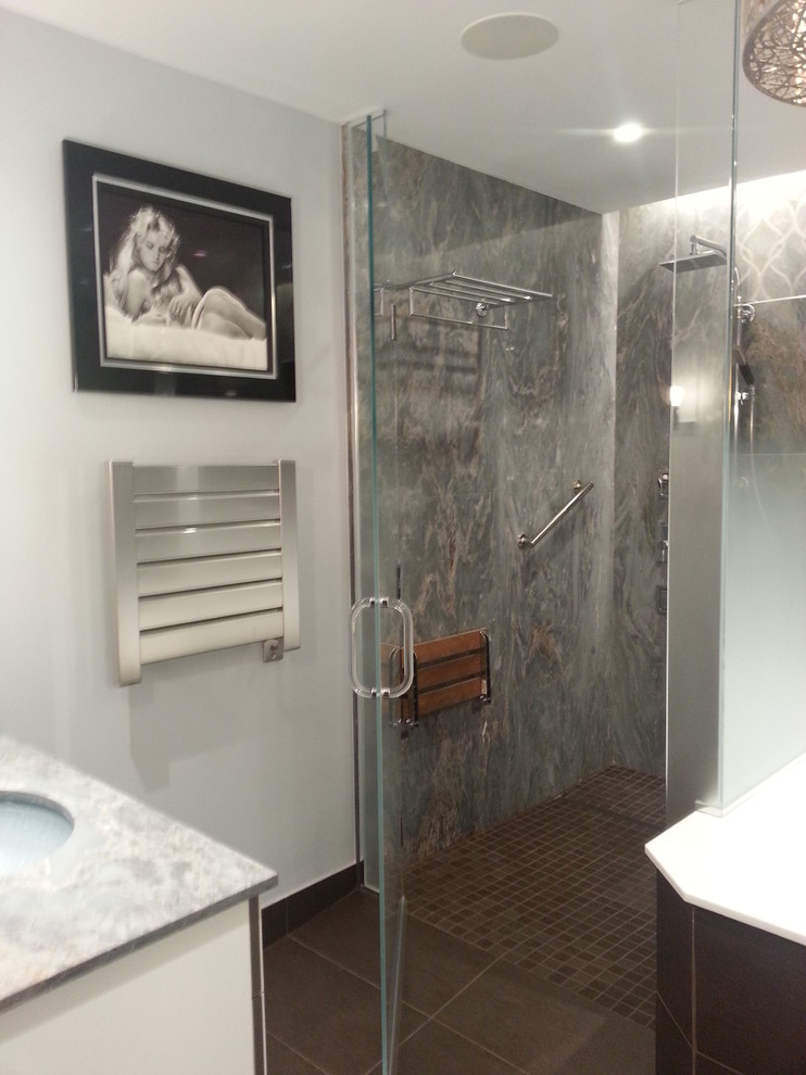 Стильный дизайн: главная ванная комната в современном стиле с разноцветной плиткой, каменной плиткой, накладной ванной, открытым душем и раздельным унитазом - последний тренд