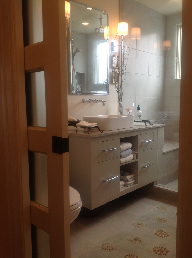 Idéer för funkis badrum med dusch, med ett fristående handfat, luckor med infälld panel, skåp i ljust trä, träbänkskiva, en dusch i en alkov, flerfärgad kakel, stenkakel och vita väggar