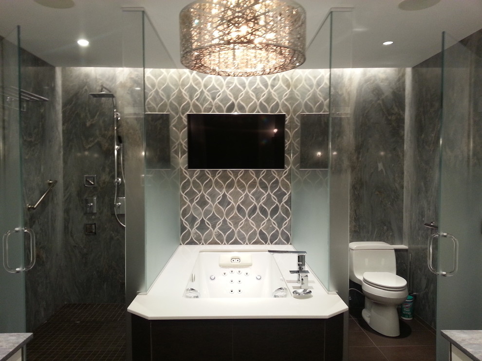 Immagine di una stanza da bagno padronale contemporanea con vasca da incasso, doccia aperta, WC a due pezzi, piastrelle multicolore e piastrelle in pietra