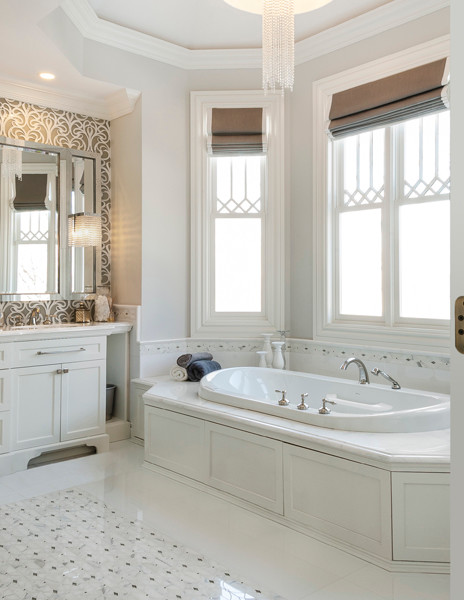 Свежая идея для дизайна: главная ванная комната в классическом стиле с фасадами с декоративным кантом, белыми фасадами, накладной ванной, серыми стенами и мраморным полом - отличное фото интерьера