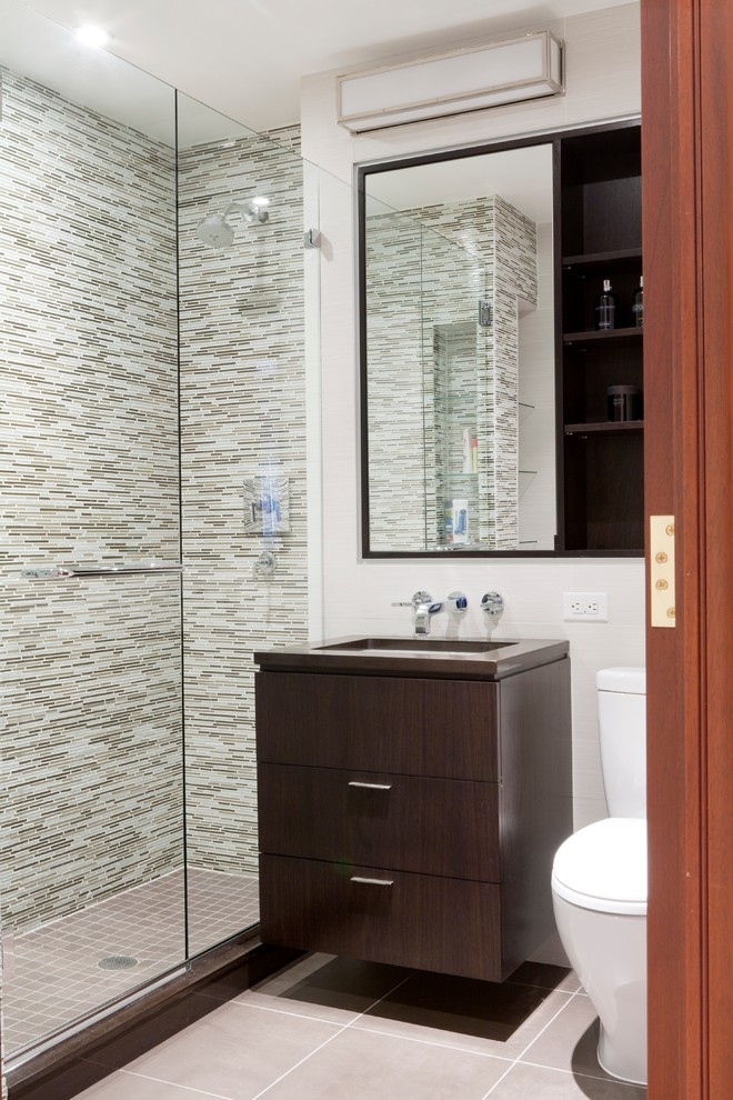 Exemple d'une douche en alcôve principale tendance en bois foncé avec un lavabo de ferme, un placard à porte plane, WC à poser, un carrelage multicolore et un mur blanc.