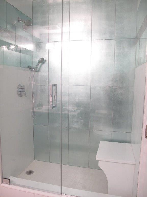 Idées déco pour une douche en alcôve principale contemporaine avec une vasque, un placard à porte plane, des portes de placard grises, WC à poser, un carrelage multicolore et un carrelage métro.