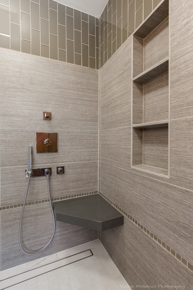 Idéer för ett mellanstort modernt en-suite badrum, med en dusch i en alkov, grå kakel, porslinskakel, klinkergolv i porslin, släta luckor, skåp i mellenmörkt trä, en vägghängd toalettstol, grå väggar, ett integrerad handfat, granitbänkskiva, beiget golv och med dusch som är öppen