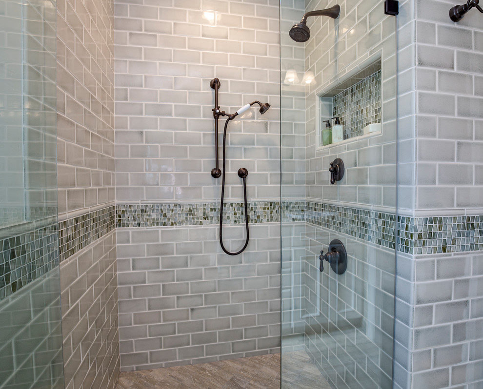 Inredning av ett litet badrum med dusch, med vita skåp, en kantlös dusch, flerfärgad kakel, glaskakel och vita väggar