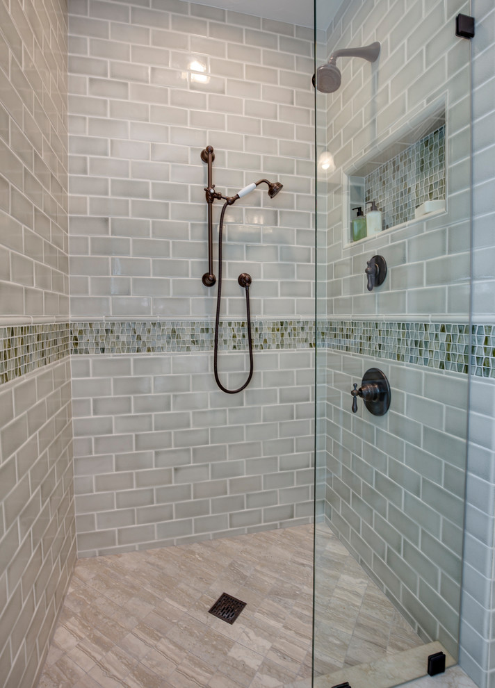 Ejemplo de cuarto de baño pequeño con puertas de armario blancas, ducha a ras de suelo, baldosas y/o azulejos multicolor, baldosas y/o azulejos de vidrio, paredes blancas y aseo y ducha