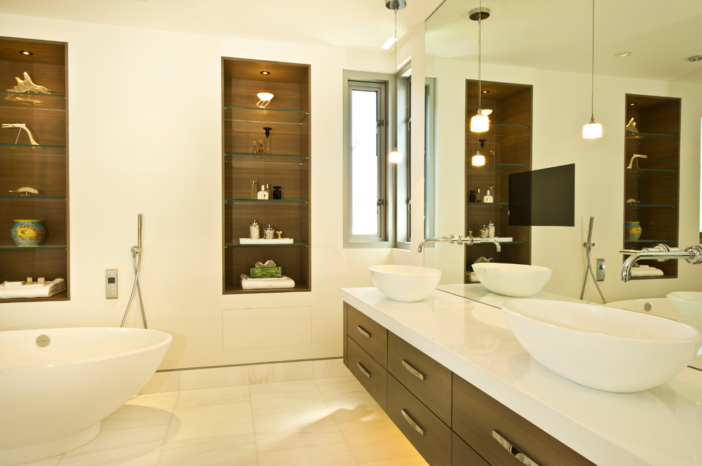 Пример оригинального дизайна: большая главная ванная комната в современном стиле с отдельно стоящей ванной, белыми стенами, настольной раковиной, плоскими фасадами, фасадами цвета дерева среднего тона, столешницей из кварцита и полом из винила