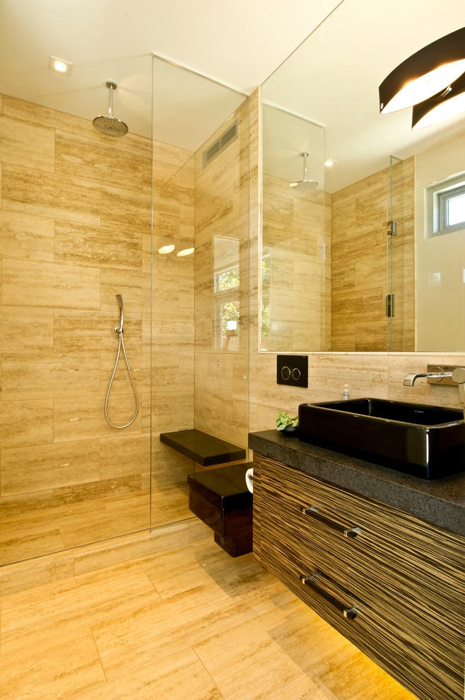 Mittelgroßes Modernes Duschbad mit flächenbündigen Schrankfronten, bodengleicher Dusche, Wandtoilette, braunen Fliesen, Porzellanfliesen, brauner Wandfarbe, Porzellan-Bodenfliesen und Aufsatzwaschbecken in Vancouver