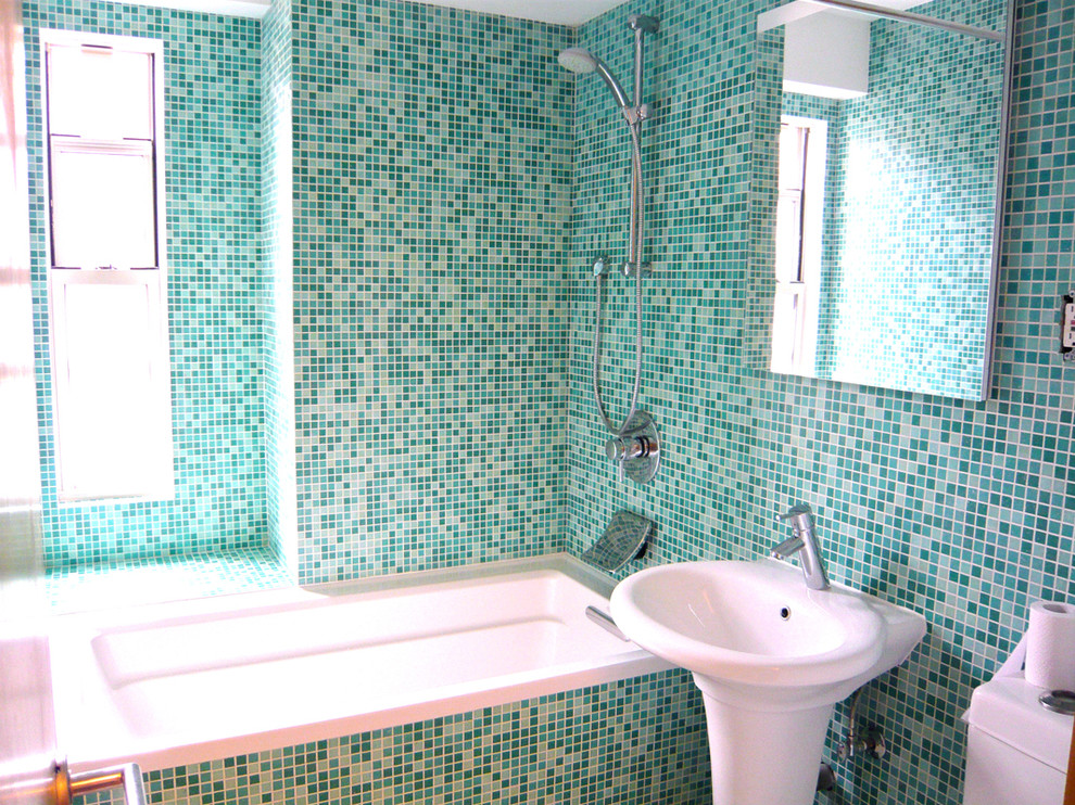 Immagine di una stanza da bagno minimalista con ante lisce, ante nere, piastrelle multicolore, piastrelle a mosaico, lavabo sottopiano e top in quarzo composito