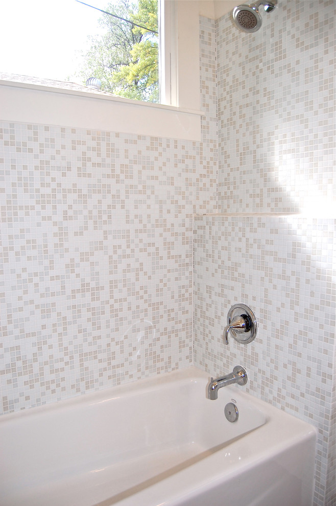 Foto de cuarto de baño clásico renovado con baldosas y/o azulejos blancos y baldosas y/o azulejos en mosaico