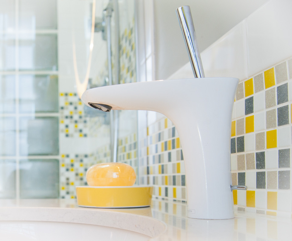 Diseño de cuarto de baño ecléctico con baldosas y/o azulejos multicolor y baldosas y/o azulejos en mosaico