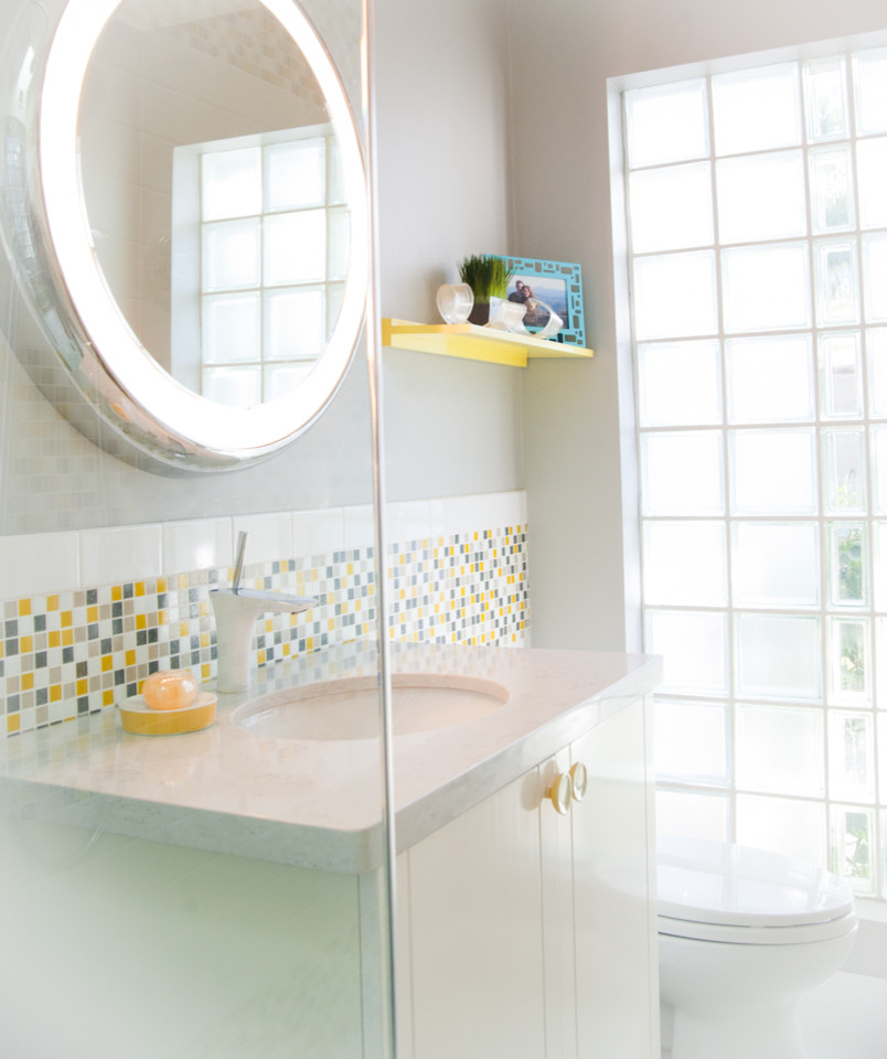 Immagine di una stanza da bagno eclettica con piastrelle gialle e piastrelle a mosaico