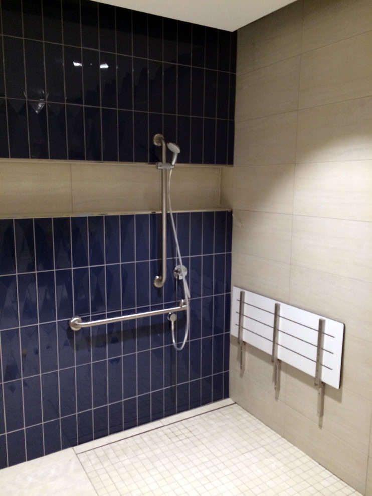 Foto de cuarto de baño principal moderno grande con baldosas y/o azulejos azules, baldosas y/o azulejos de cemento, paredes beige y suelo de baldosas de porcelana