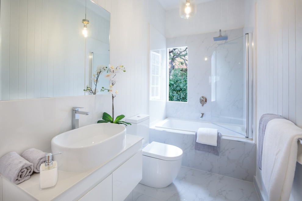 Идея дизайна: ванная комната среднего размера в стиле модернизм с белыми фасадами, накладной ванной, серой плиткой, серыми стенами, полом из керамической плитки и настольной раковиной