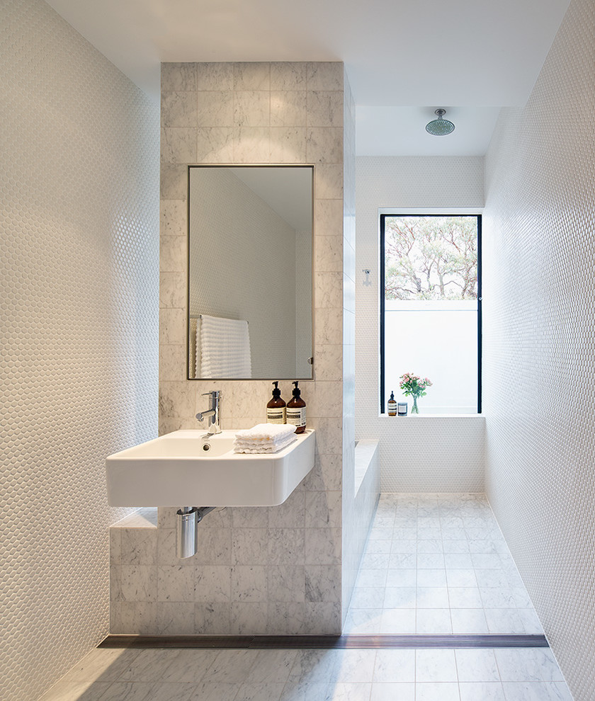 Идея дизайна: ванная комната в стиле модернизм с подвесной раковиной, белой плиткой, плиткой мозаикой, белыми стенами и душем без бортиков