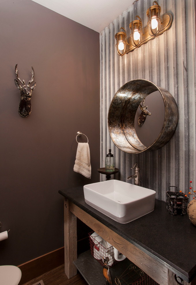 Rustik inredning av ett mellanstort toalett, med öppna hyllor, skåp i mellenmörkt trä, en toalettstol med separat cisternkåpa, lila väggar, ett fristående handfat och bänkskiva i akrylsten