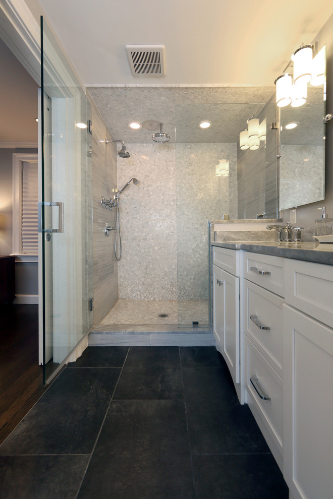 На фото: ванная комната среднего размера в стиле неоклассика (современная классика) с фасадами в стиле шейкер, белыми фасадами, душем в нише, серой плиткой, галечной плиткой, серыми стенами, полом из сланца, душевой кабиной, врезной раковиной, мраморной столешницей, черным полом и душем с распашными дверями