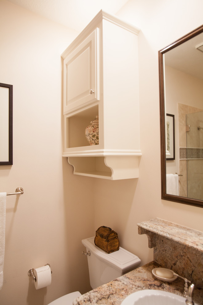 Immagine di una grande stanza da bagno con doccia chic con lavabo da incasso, ante con bugna sagomata, ante bianche, top in granito e WC monopezzo