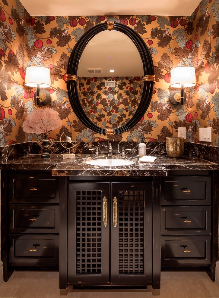 Eklektisk inredning av ett mellanstort badrum, med möbel-liknande, svarta skåp, travertin golv, ett undermonterad handfat och marmorbänkskiva