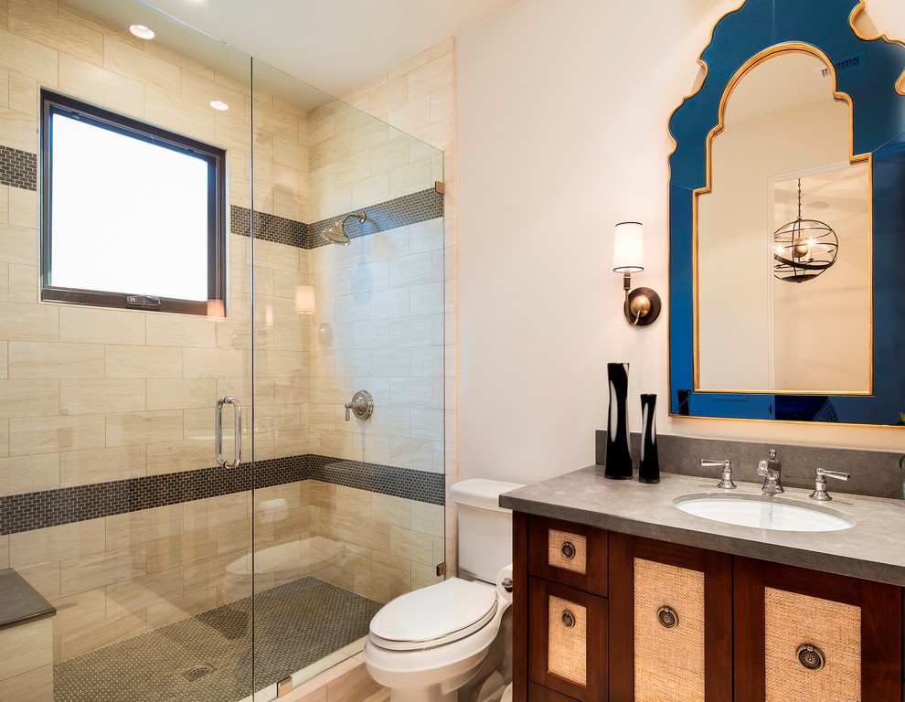 Cette photo montre une salle de bain chic en bois brun de taille moyenne avec un placard à porte shaker, WC séparés, un carrelage beige, un carrelage de pierre, un mur blanc, un sol en travertin, un lavabo encastré et un plan de toilette en calcaire.