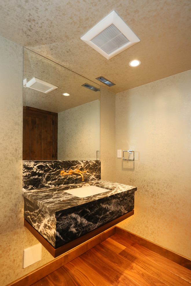 Foto de cuarto de baño principal asiático extra grande con lavabo bajoencimera, armarios abiertos, puertas de armario de madera en tonos medios, encimera de granito, paredes multicolor y suelo de madera clara
