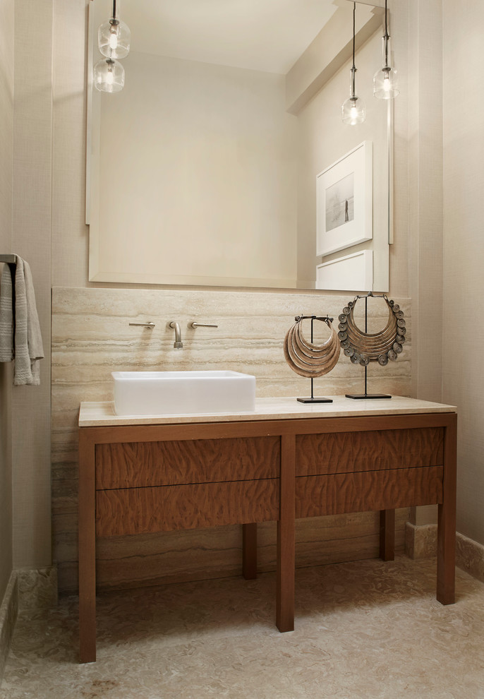 Idées déco pour une salle de bain contemporaine en bois foncé avec une vasque, un carrelage beige, des dalles de pierre, un mur gris et un placard à porte plane.