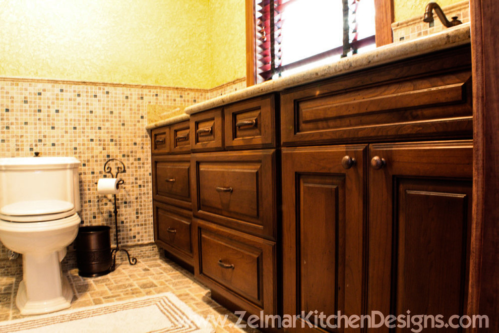 Réalisation d'une grande salle de bain principale tradition en bois vieilli avec un lavabo encastré, un placard avec porte à panneau surélevé, un plan de toilette en granite, une douche ouverte, un carrelage beige, un carrelage de pierre et un sol en travertin.