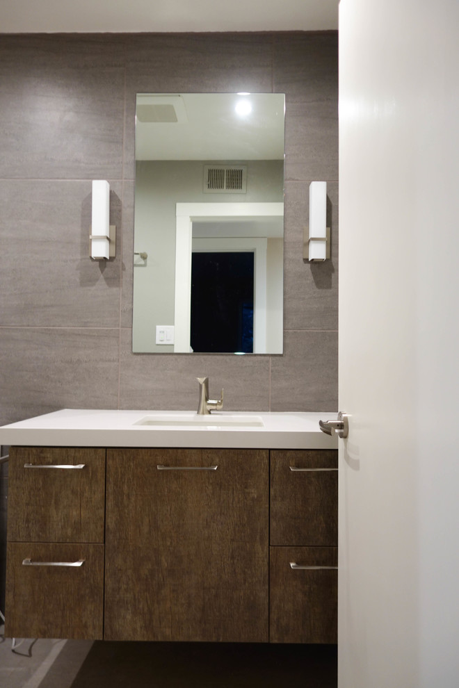 Exempel på ett mellanstort modernt vit vitt badrum med dusch, med släta luckor, bruna skåp, ett badkar i en alkov, en dusch/badkar-kombination, en toalettstol med separat cisternkåpa, vit kakel, porslinskakel, bruna väggar, klinkergolv i porslin, ett undermonterad handfat, bänkskiva i kvarts, grått golv och dusch med duschdraperi