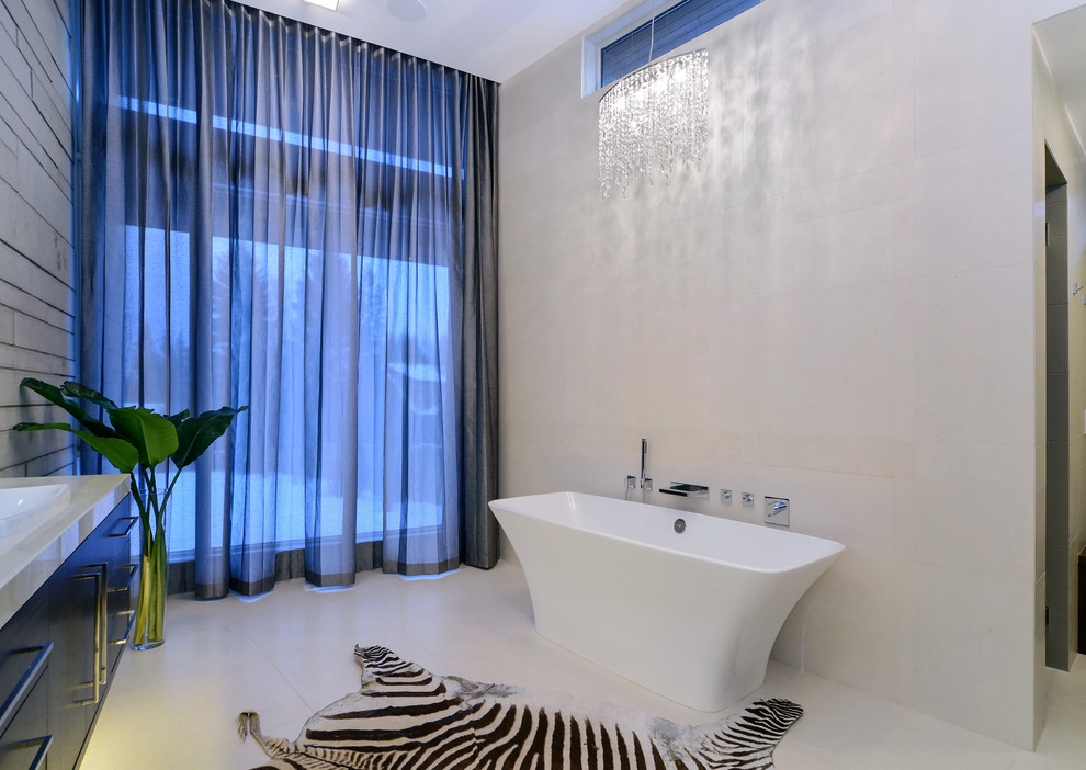 Свежая идея для дизайна: ванная комната в современном стиле с отдельно стоящей ванной и белыми стенами - отличное фото интерьера