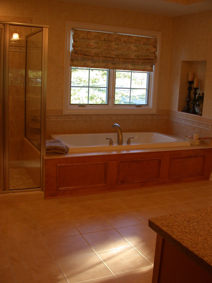 Diseño de cuarto de baño principal tradicional grande con armarios con paneles lisos, puertas de armario de madera clara, ducha empotrada, lavabo bajoencimera, encimera de granito y ducha con puerta con bisagras