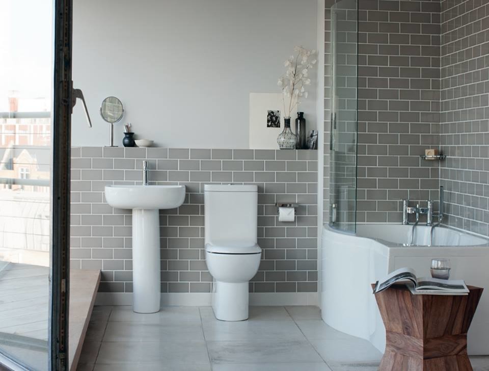 Diseño de cuarto de baño infantil contemporáneo de tamaño medio con armarios con paneles lisos, puertas de armario blancas, bañera encastrada, ducha a ras de suelo, sanitario de una pieza, baldosas y/o azulejos grises, baldosas y/o azulejos de porcelana, paredes grises, suelo de mármol y lavabo con pedestal