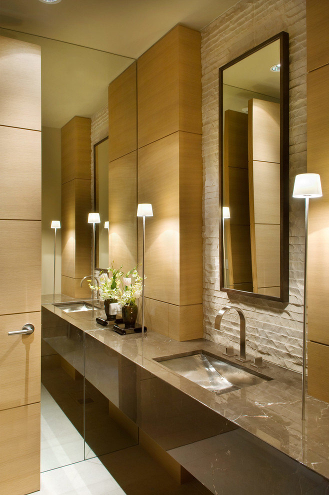 Imagen de cuarto de baño actual con lavabo bajoencimera y piedra
