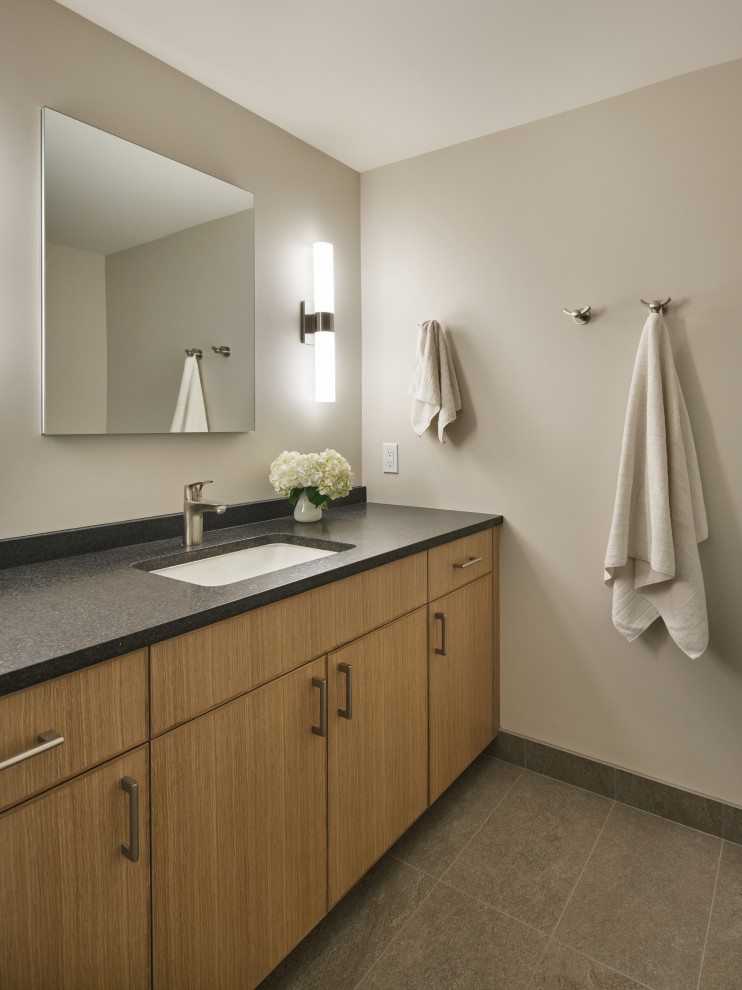 Idee per una stanza da bagno stile americano di medie dimensioni con ante lisce, ante in legno chiaro, top in quarzo composito, top grigio, un lavabo e mobile bagno incassato