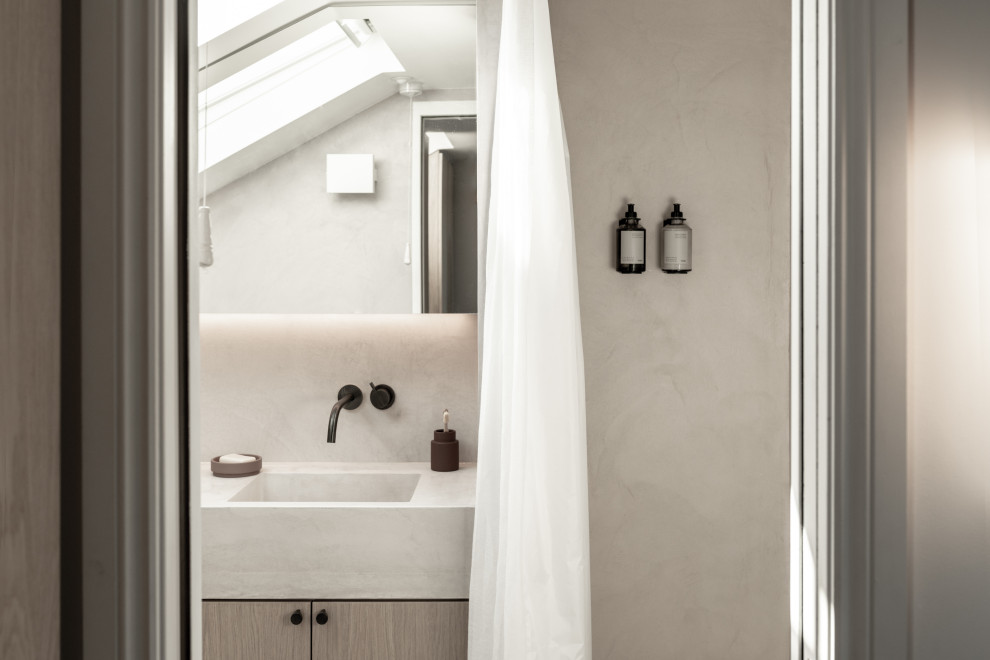 Imagen de cuarto de baño principal moderno pequeño con armarios con rebordes decorativos, puertas de armario de madera oscura, encimera de cemento y encimeras rosas
