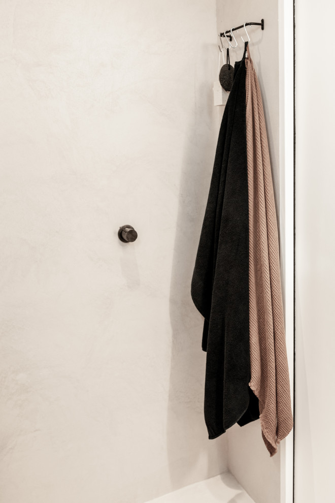 Kleines Modernes Badezimmer En Suite mit Kassettenfronten, hellbraunen Holzschränken, Beton-Waschbecken/Waschtisch und rosa Waschtischplatte in London