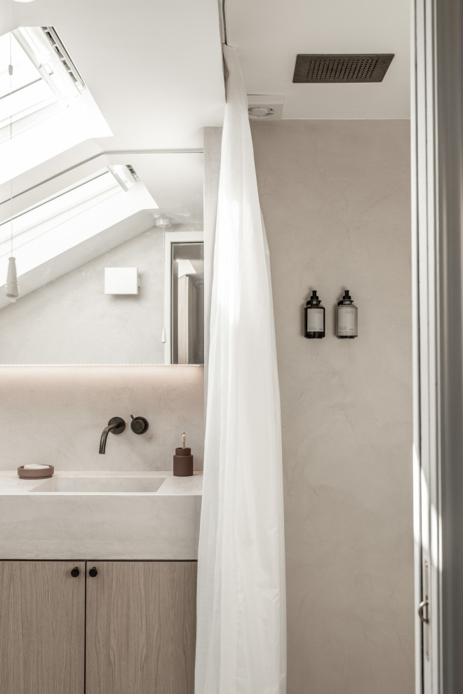 Ispirazione per una piccola stanza da bagno padronale moderna con top in cemento, ante lisce, ante grigie, piastrelle grigie, lavabo integrato, doccia con tenda e top grigio