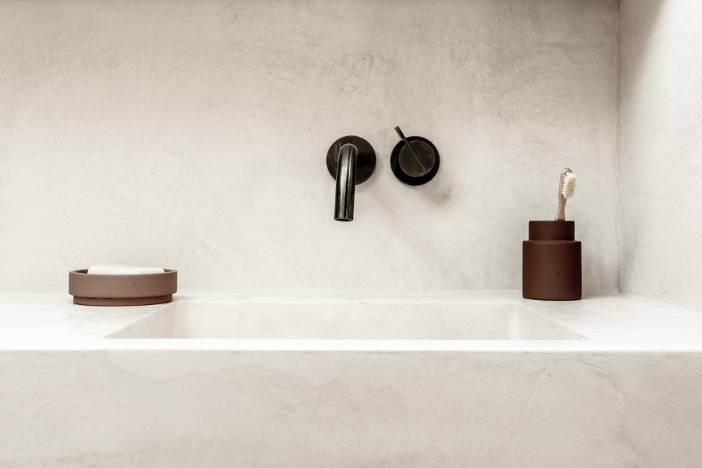 Diseño de cuarto de baño principal minimalista pequeño con armarios con rebordes decorativos, puertas de armario de madera oscura, encimera de cemento y encimeras rosas